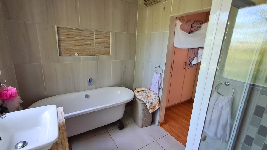 5 Bedroom Property for Sale in Bergsig Western Cape